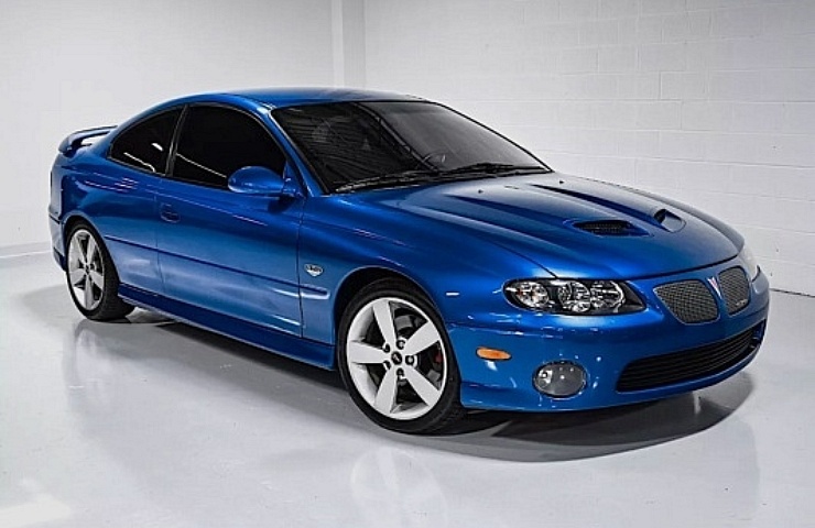 2006 Pontiac GTO - right front profile - featured