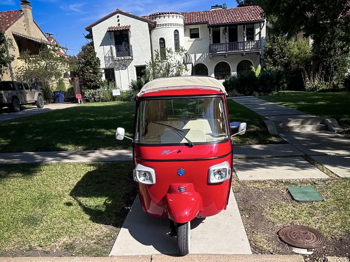 2020 Piaggio Ape Calessino - front 