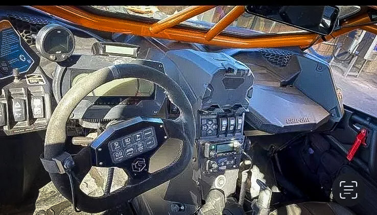 2021 Can-Am Maverick 3 Max - stering wheel , dashboard
