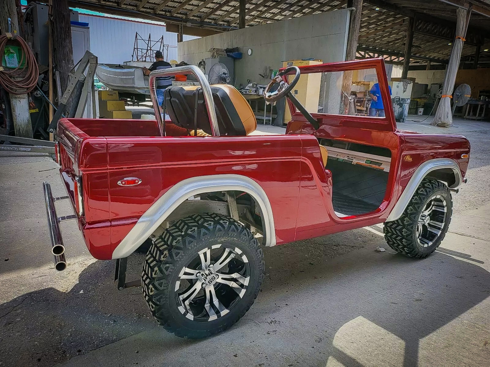 Bronco Club Car DS golf cart - right rear profile