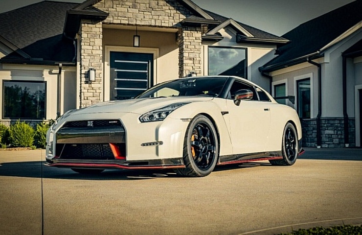 2015 Nissan GT-R NISMO - left front profile