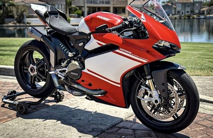 2017 Ducati 1299 SuperLeggera - right-front profile
