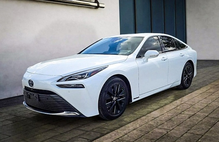 2021 Toyota Mirai - left front proflle