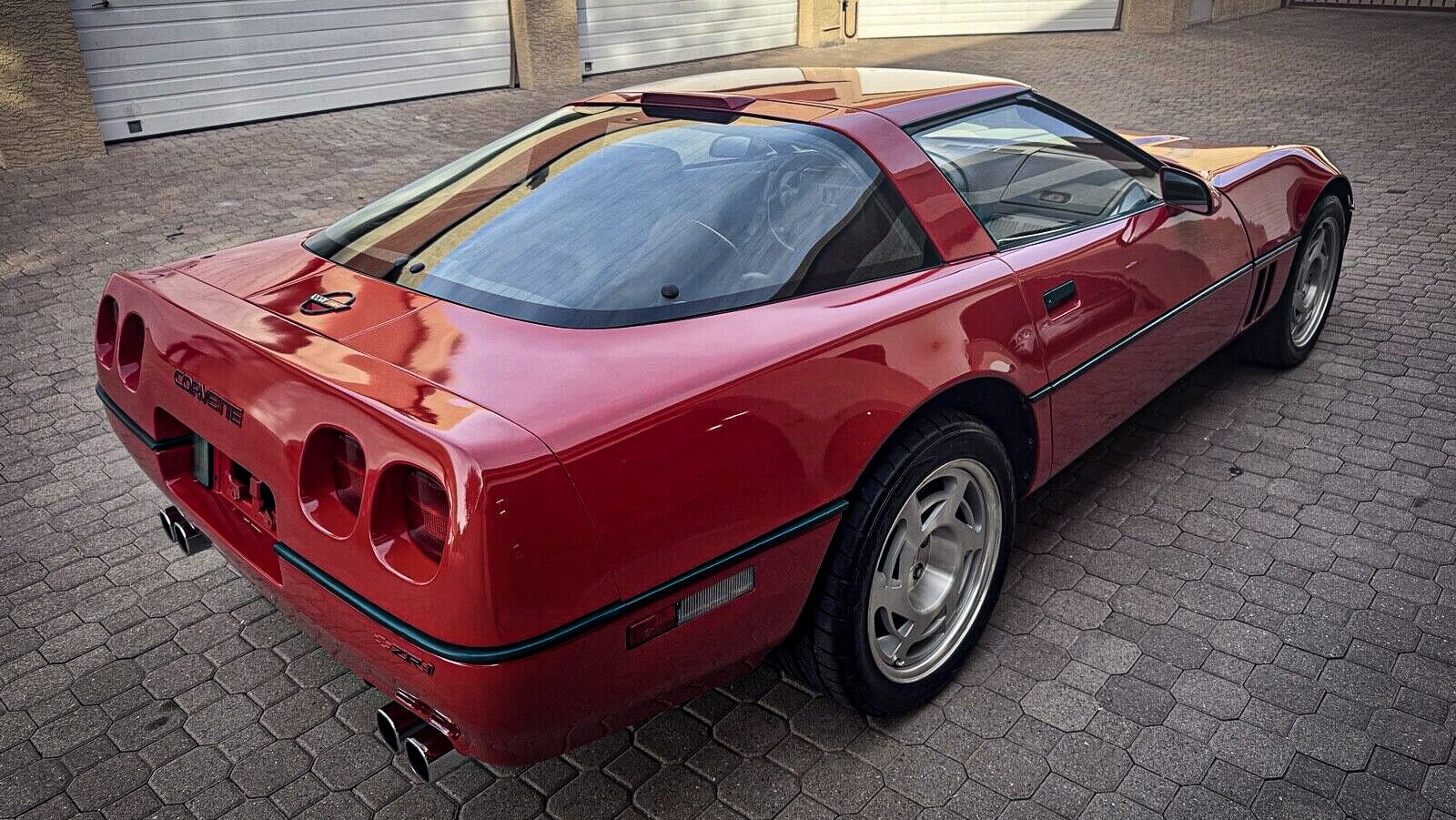 1990 Chevrolet Corvette ZR-1 - right rear profile