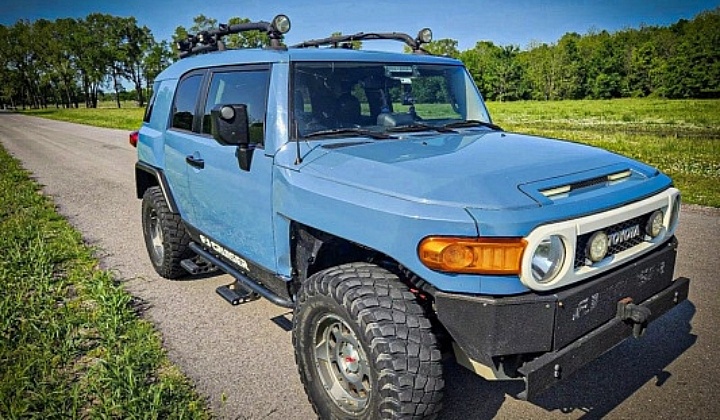 2014 Toyota FJ Cruiser -right front profile