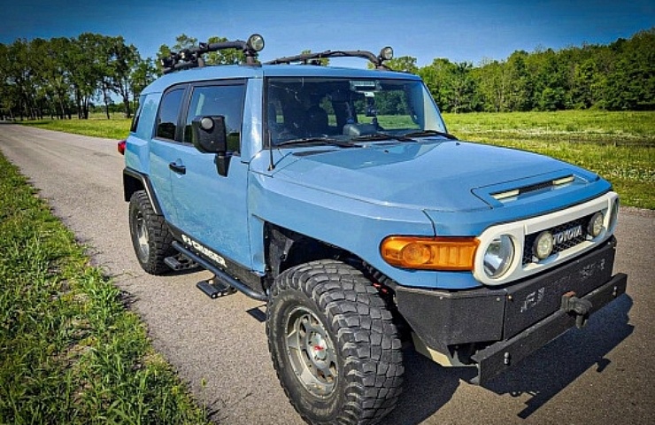 2014 Toyota FJ Cruiser -right front profile