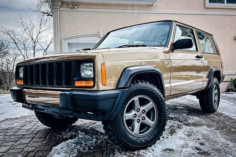 1999 Jeep Cherokee- XJ - left front profile - icy driveway