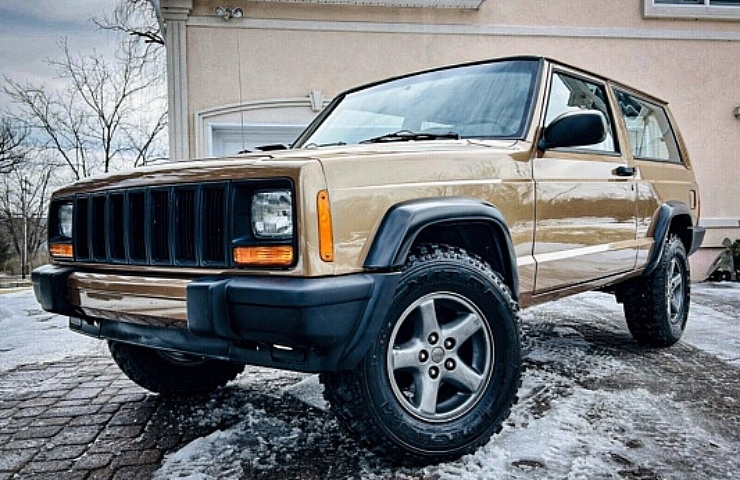 1999 Jeep Cherokee- XJ - left front profile - icy driveway