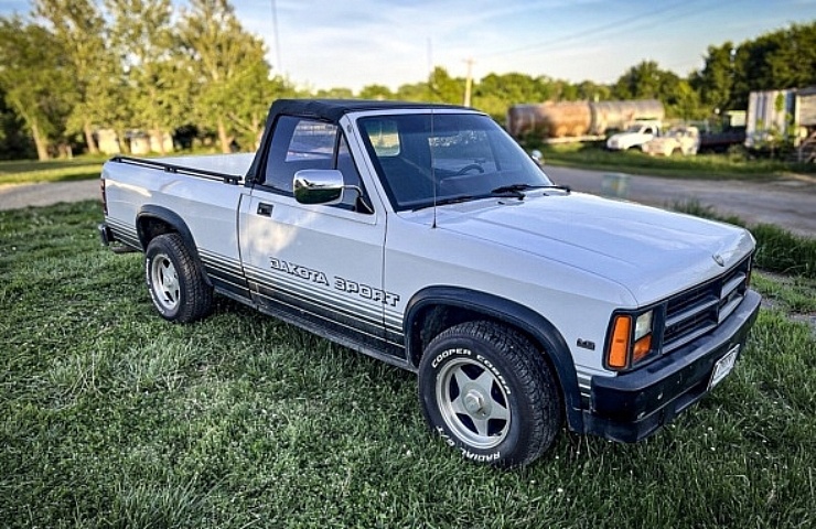 1989 Dodge Dakota Sport right front profile