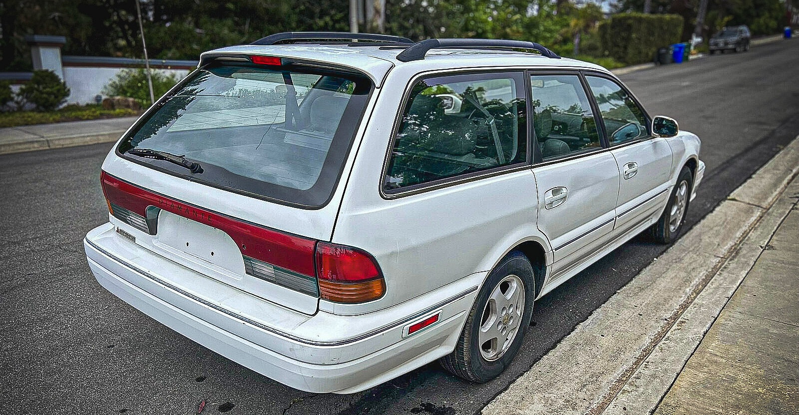 1994 Mitsubishi Diamante Wagon right rear profile